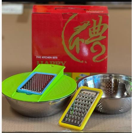 Small goods clearance, hundreds each. Inquiries welcome. Shaver $3.5, necklace $1.5, veggie basin $2.5, fountain $2.5, fountain mat $3, sunglasses $4/5pcs, ladies' cleaners $1.5, soap $0.75, essential oil $1, Disney cards $0.5/box, pearl necklace $2.5