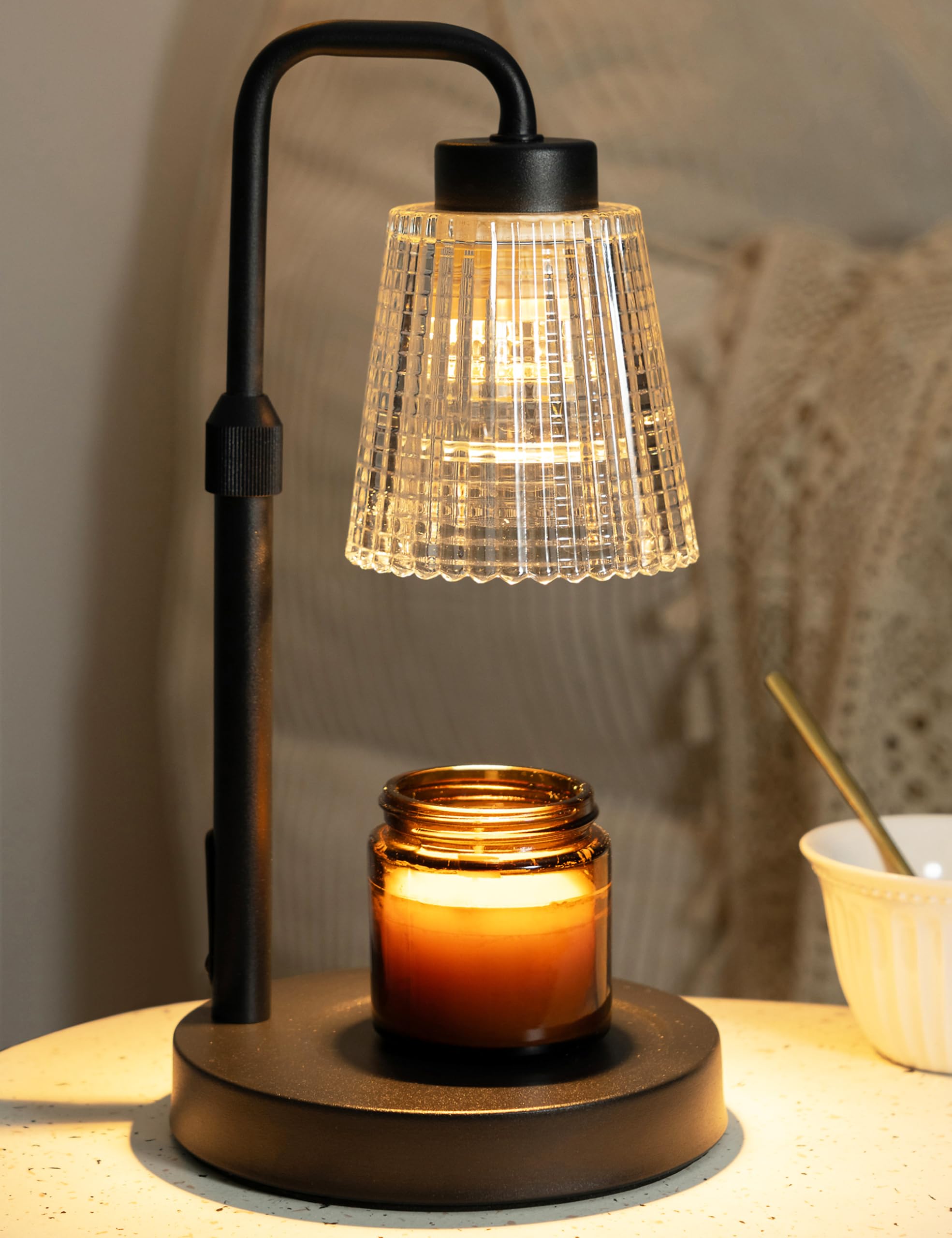 GODONLIF candle warmer lamp heating a jar candle on a table
